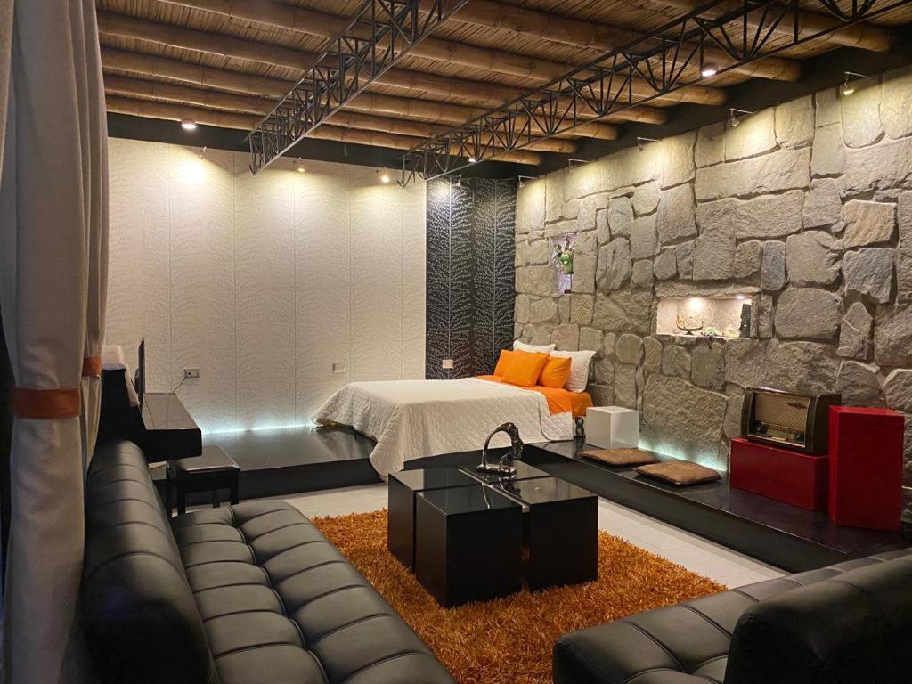 Апартаменти "Bambu Sierra" Cozzy Ecological Lofts Куенка Екстер'єр фото
